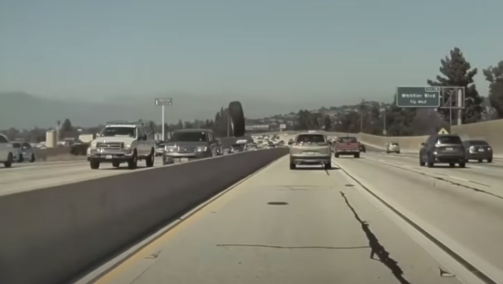 Видео: автопилот Tesla среагировал на летящее колесо быстрее водителя