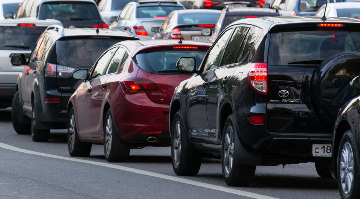 Объезд пробки с последующим «вклиниванием» в поток больше всего раздражает водителей в РФ
