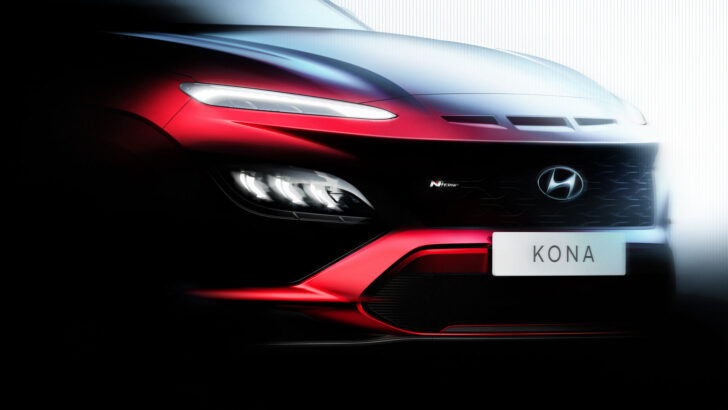 Компания Hyundai показала тизер обновленного кроссовера Kona