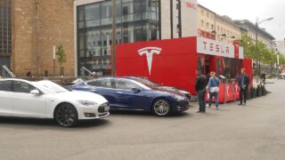 Выставочный стенд Tesla. Фото Joehawkins