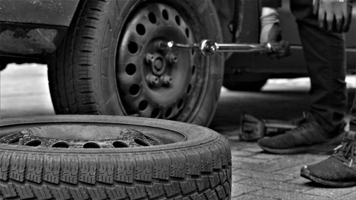 «Росгосстрах»: чаще всего этим летом автовладельцы обращались за помощью для замены колеса