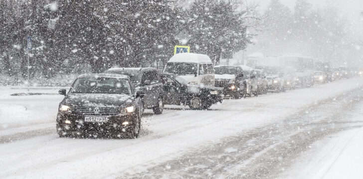Автоэксперт назвал главные условия безопасной езды на машине зимой