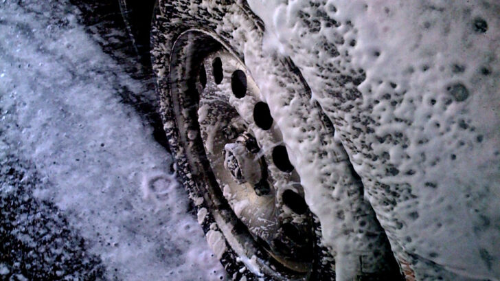 Российские водители назвали причины отказа от мытья автомобиля