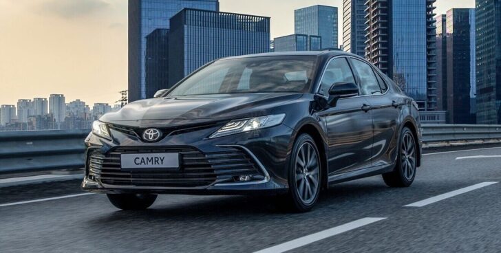 Toyota начала продажи обновленного седана Toyota Camry в РФ от 1,84 миллиона рублей