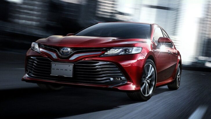 Toyota начала прием заказов на обновленный седан Toyota Camry в РФ