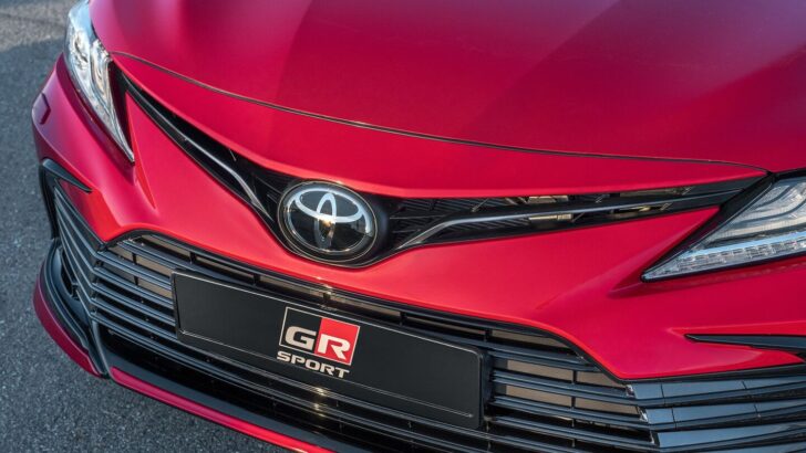 Компания Toyota обновила седаны Camry и Altis на рынке Японии