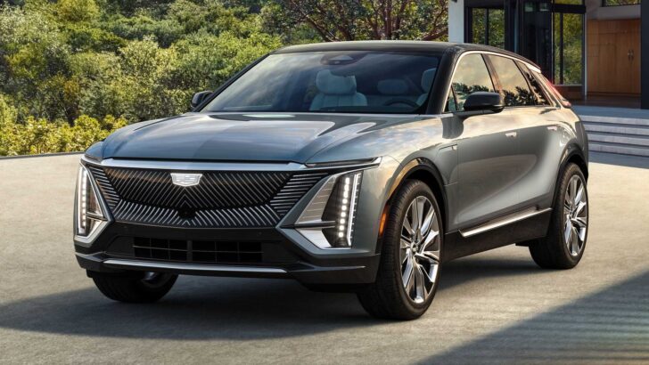 Cadillac представил серийную версию электрического кроссовера Lyriq 2022 года