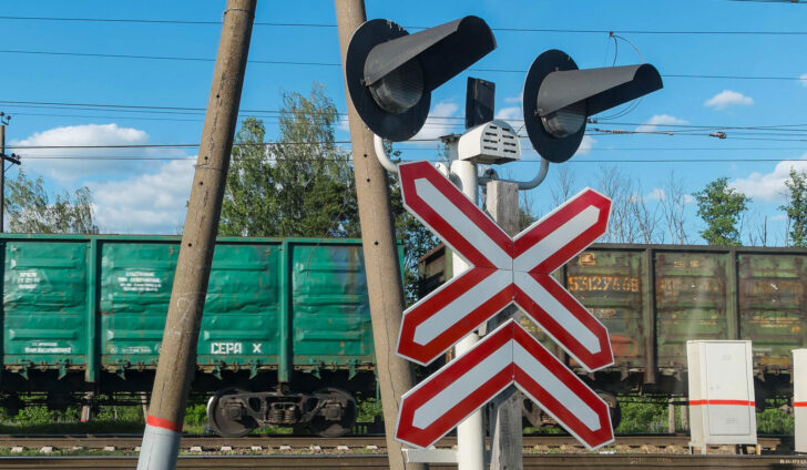 ГИБДД напомнила водителям в РФ о штрафе за нарушение правил проезда ЖД-переездов