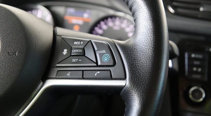 Кнопки системы Nissan ProPilot