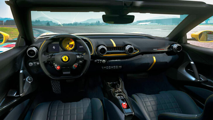 Салон Ferrari 812 Competizione