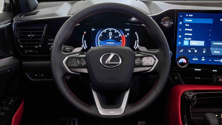Интерьер Lexus NX. Фото Lexus