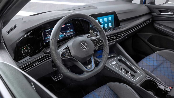 Интерьер Volkswagen Golf R Estate. Фото Volkswagen