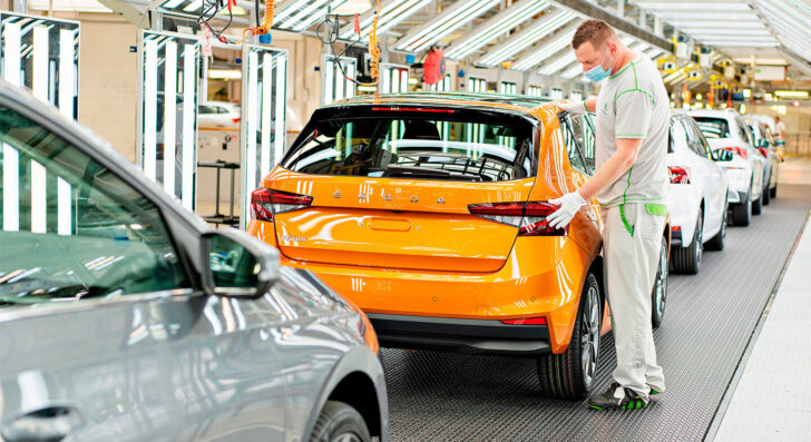 Skoda сократит производство автомобилей на трех заводах в Чехии из-за нехватки чипов