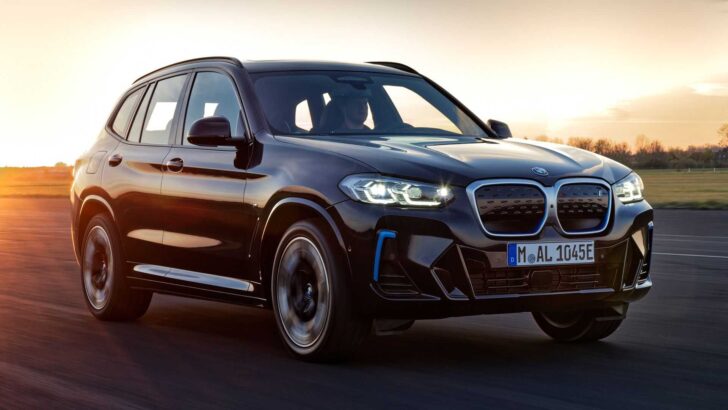Компания BMW представила обновленный электрический кроссовер BMW iX3