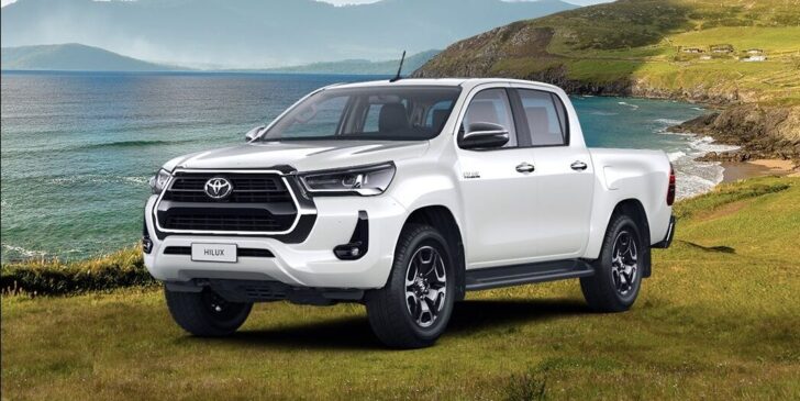 Компания Toyota начала продажи новой версии пикапа Hilux в России