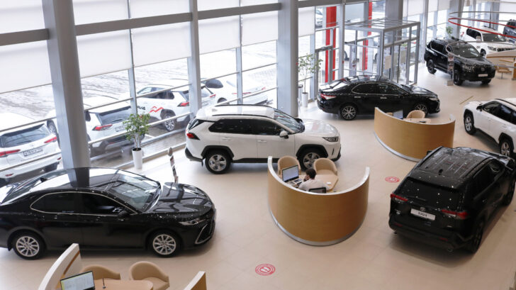 Продажи новых машин в РФ падают 7 месяцев подряд
