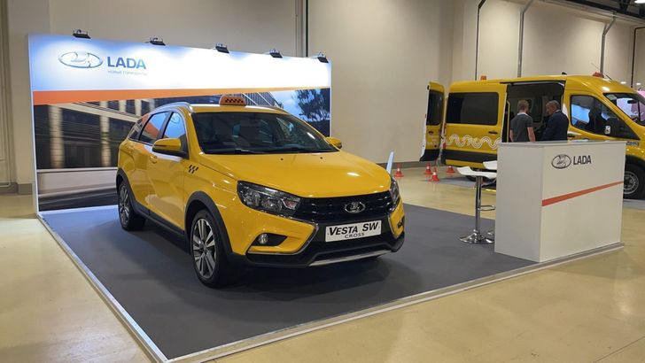 АВТОВАЗ представил универсал LADA Vesta SW Cross в оклейке для такси