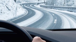 Движение по заснеженной дороге зимой