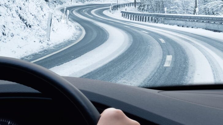 Эксперт перечислил главные нюансы вождения автомобиля зимой