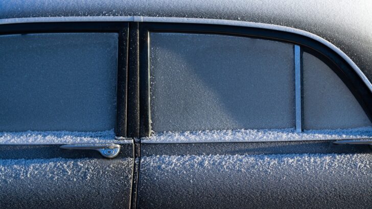 Автоэксперт Колодочкин рассказал, как правильно открыть замерзшую дверь автомашины
