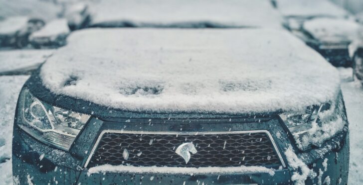 Автоэксперт Хайцеэр советует водителям РФ возить зимой в машине лопату и гранитную крошку