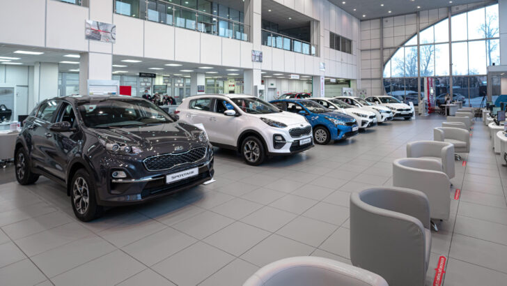 Продажи новых автомобилей на рынке РФ выросли на 6% в 2021 году