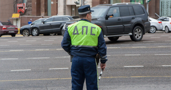 Инспекторы ГИБДД начнут останавливать водителей в 2022 году из-за 3 новых штрафов в РФ
