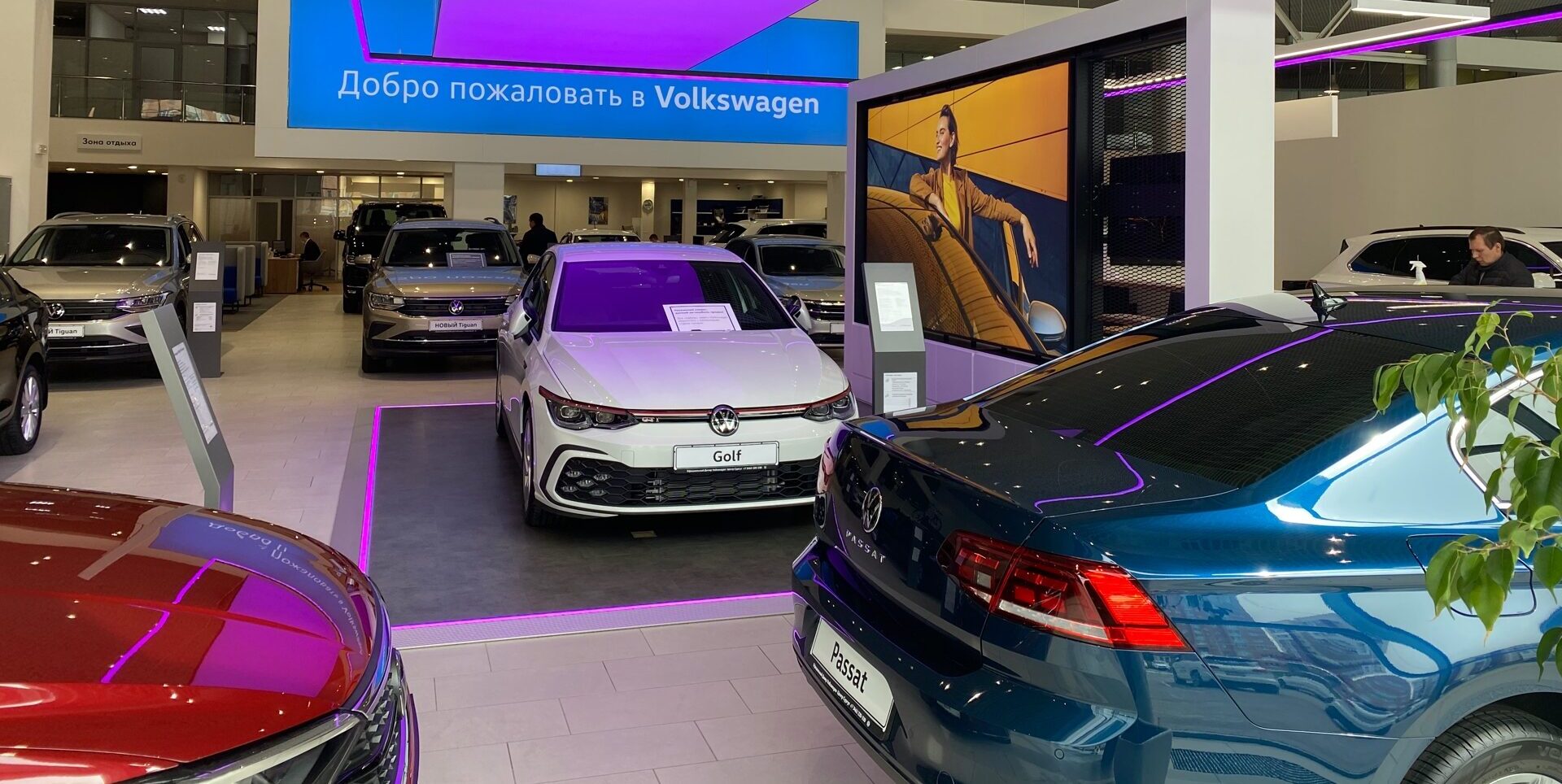 Компания Volkswagen в РФ прекратила поставки автомобилей дилерам внутри  страны