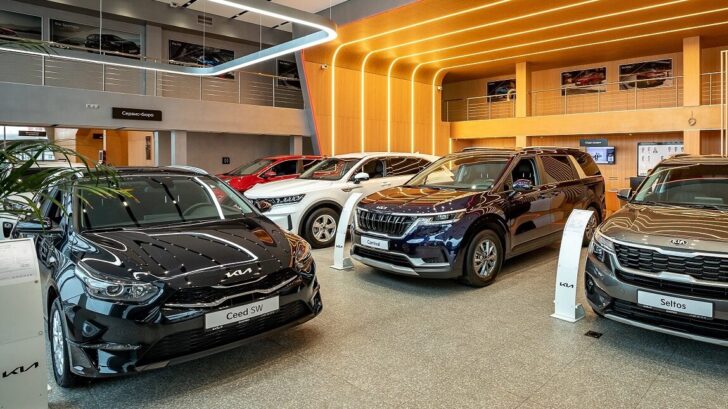 Продажи новых легковых автомобилей в РФ выросли на 19% в июне 2022 года
