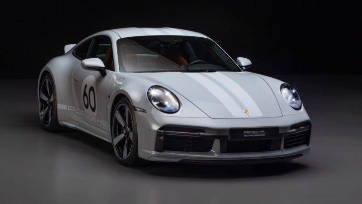 Компания Porsche представила новый мощный спорткар 911 с механической КПП