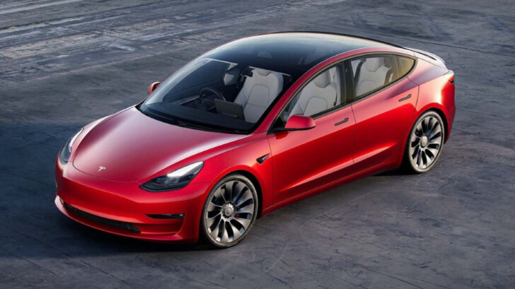 Компания Tesla выпустит обновленную версию электрического седана Tesla Model 3