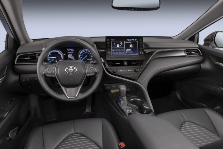 Интерьер Toyota Camry 2023