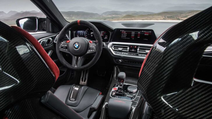 Интерьер BMW M4 CSL
