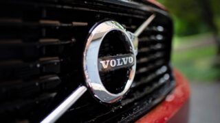 Логотип Volvo. Фото Adam Cai / Unsplash