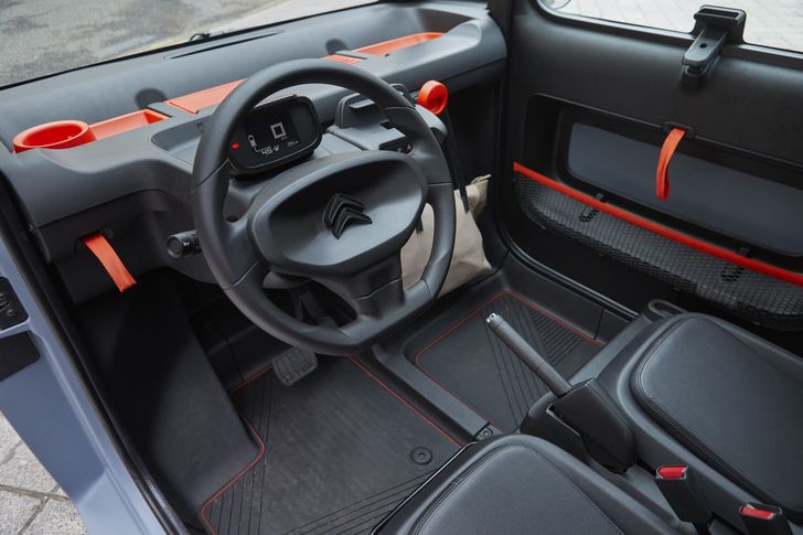 Интерьер Citroen Ami