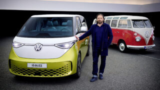 Главный дизайнер Volkswagen Йозеф Кабан на фоне ID.Buzz и T1. Фото Volkswagen
