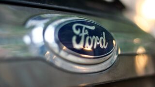 Логотип Ford. Фото Dan Dennis / Unsplash