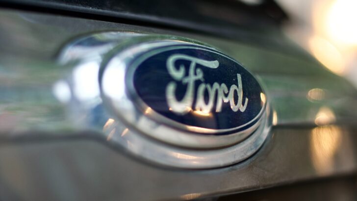 Ford приостанавливает производство на двух заводах в США из-за дефицита комплектующих