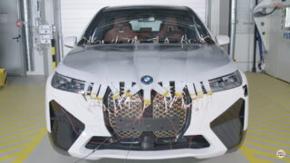 Меняющий цвет BMW iX. Фото кадр из видео YouTube