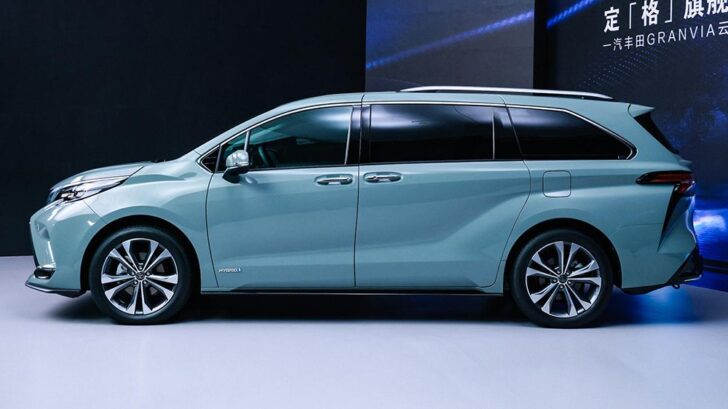 Toyota представила в Китае новый минивэн Granvia