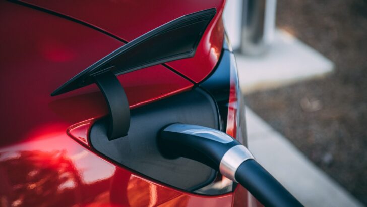 Tesla, Ford, GM, Rivian и Lucid заметно повысили цены на электромобили в 2022 году