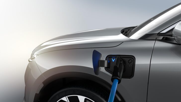 Президент Франции Макрон выступил за активную поддержку создания электромобилей в ЕС