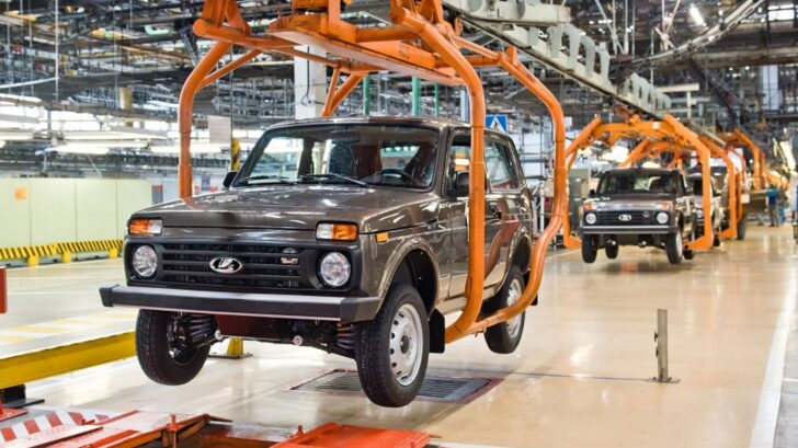 Мантуров спрогнозировал снижение продаж и производства автомашин в РФ на 50% в 2022 году