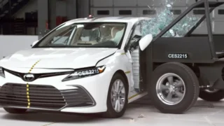 Toyota Camry в боковом краш-тесте IIHS. Стоп-кадр из видео IIHS