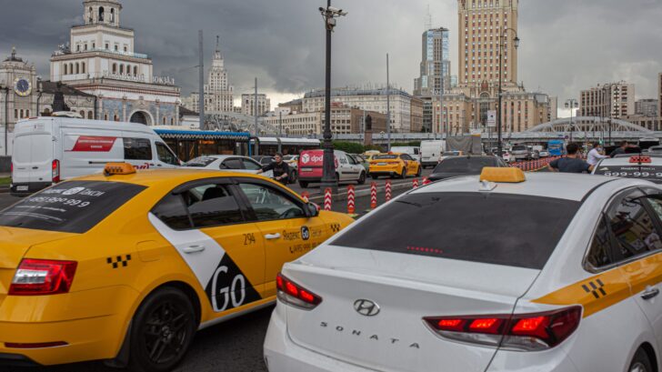 «Известия»: сервисы такси в РФ могут обязать составлять открытые рейтинги водителей