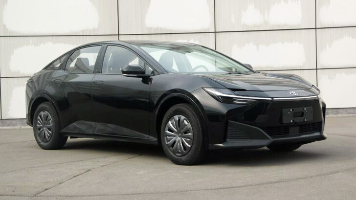 Toyota выпустит новый электрический седан крупнее Corolla