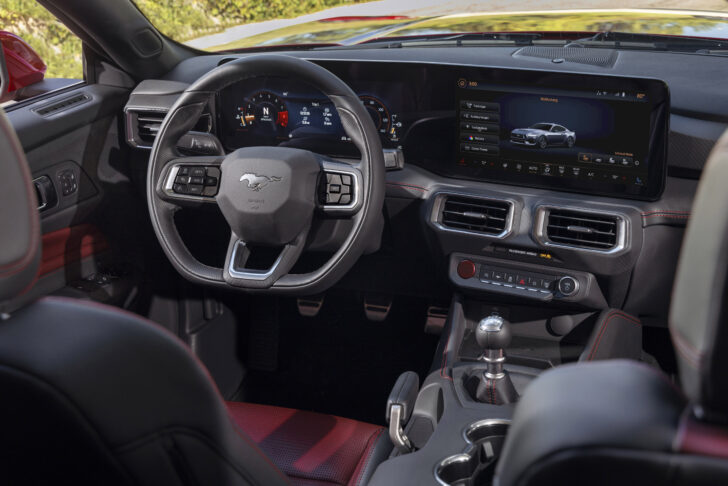 Интерьер нового Ford Mustang