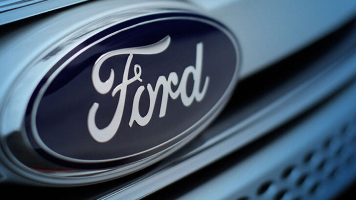 Компания Ford приостановила поставки автомашин из-за нехватки логотипов
