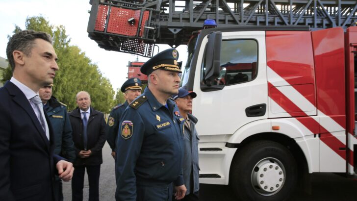 Автозавод КАМАЗ представил главе МЧС РФ Куренкову пожарные автомашины нового поколения