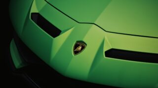 Логотип Lamborghini на капоте